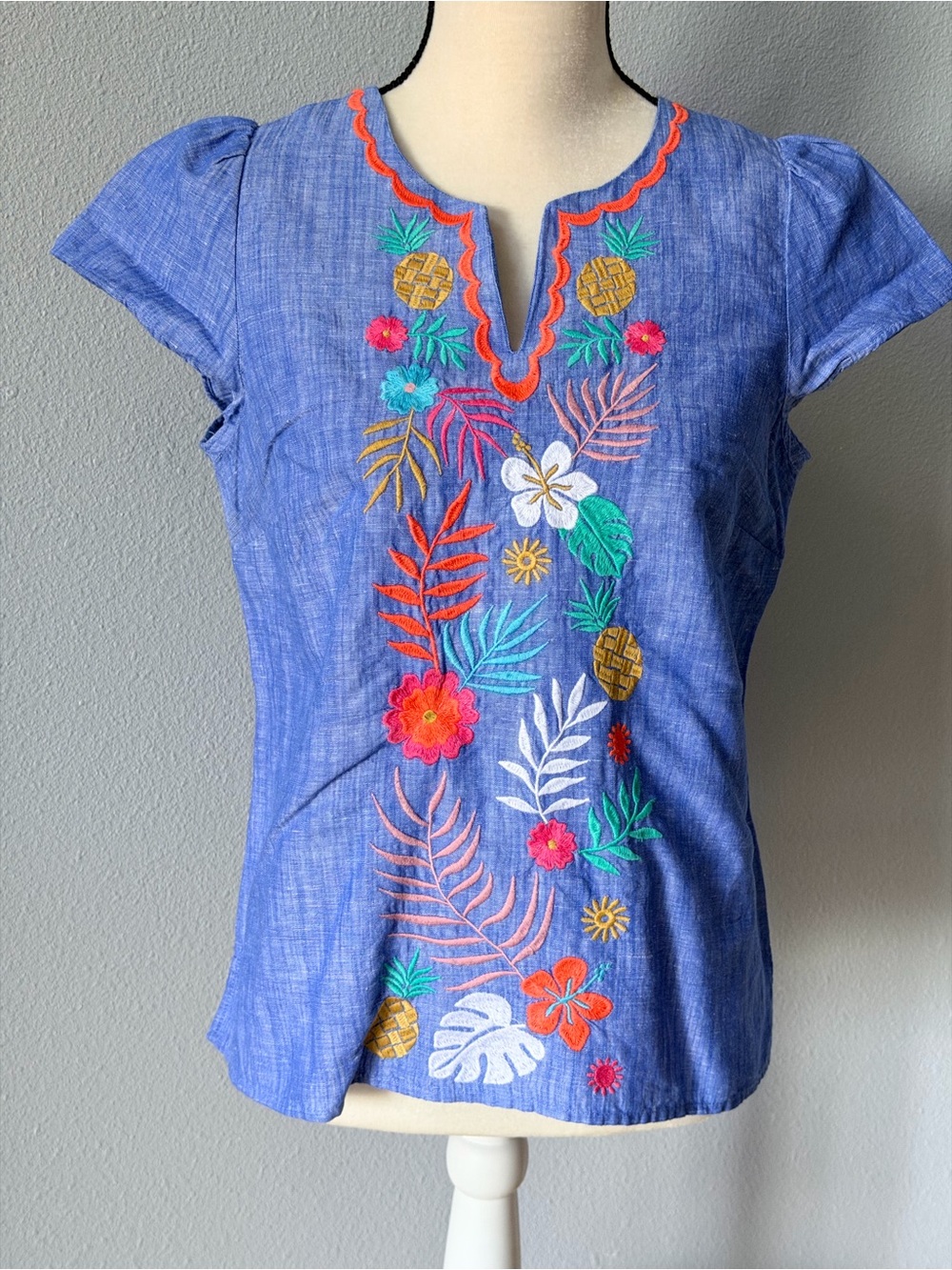 Talbots Petite SP Linen Blend Embroidered Tropical Pineapple Split Neck Top Blue